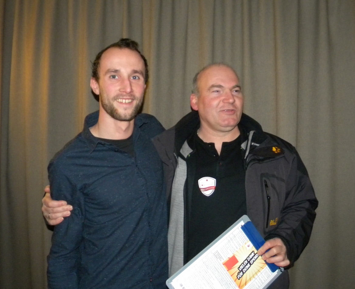 -	Initiator Sascha Middendorf (links) mit dem tapferen Erstspender und Trainer der I. Herrenmannschaft Jörg Roth (rechts).