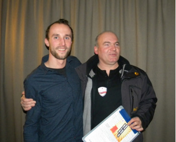 -	Initiator Sascha Middendorf (links) mit dem tapferen Erstspender und Trainer der I. Herrenmannschaft Jörg Roth (rechts).