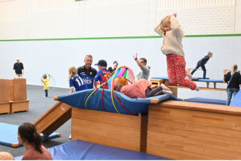 In der Sporthalle durften die Kinder am Samstag nach Herzenslust turnen und toben. Foto: Vorwerk