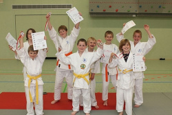 Auf dem Foto von links: Felix Hoffhaus, Philipp Rump, Lukas Rump, Marius Südkamp, Jan Lammers, Thomas Lübbehüsen, Kylie Kirmes, Lukas Südkamp.