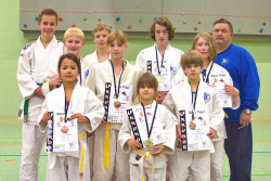 Von links vorne: Fiona Böske,  Lara Kruck, Tobias Kruck,  hinten: Betreuer Thomas Lübbehüsen, Ralf Lübbehüsen, Mick Landwehr, Birthe Lammers, Lennard Lohmann, Maike Fiswik und Trainer Horst Höft.