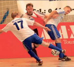 Handfest zur Sache ging es in den Zweikämpfen, hier zwischen Emstek und Bakum.