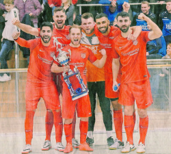 Siegerjubel: SV Petersdorf gewann das Emsteker Hallenturnier mit einem 4:2-Sieg gegen die Gastgeber. Fotos: Wulfers