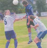 Kopfballsieger: Essens Daniel Palmer behauptet sich gegen die Emsteker Marcus Kunisch (links) und Dennis Vaske. Mit 4:1 gewann der BVE vor allem in der Höhe überraschend. Foto: Wulfers