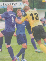 Foto: Wulfers. Essener Übermacht: Der BVE -blaue Trikots- gewann das Höltinghauser Preisgeldturnier 3:2im Finale gegen VfL Löningen