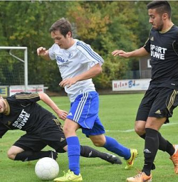 Mit vereinten Kräften versuchten die Friesoyther Jonas Böhmann (links) und Sezer Yenipinar, dem Emsteker Jonas Büssing (Mitte) den Ball abzuluchsen.  Bild: Björn Lichtfuß.