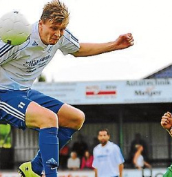 Stürmer Niklas Südbeck (Nr. 11, SV Emstek) – hier beim 0:2 in Garrel – hing beim Spiel in Holdorf förmlich in der Luft und bekam keine nennenswerten Chancen