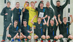 sve 2020: Siegerjubel: Die Kicker der JSG Emstek/Höltinghausen sind neuer Hallenkreismeister der höherklassigen A-Jugendfußballer. Foto: Wulfers sve 2020: Siegerjubel: Die Kicker der JSG Emstek/Höltinghausen sind neuer Hallenkreismeister der höherklassigen A-Jugendfußballer. Foto: Wulfers