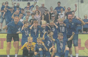 Jubel, Trubel, Heiterkeit: Die E-Junioren des SV Emstek mit ihren Trainern Markus Kunisch (links) und Marcel Meyer (rechts) absolvieren eine bärenstarke Saison. Foto: Markus Stubbe