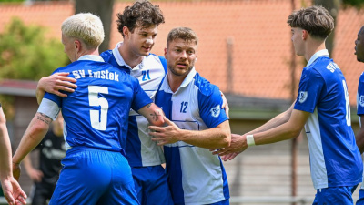 Vor allem in diesem Jahr freuten sich die Fußballer des SV Emstek (v. l. Michel Bornhorst, Alexandru Iosub, Markus Reimann und Jannis Ellers) über viele Tore und Punkte. Foto: Mentrup