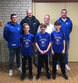 Neben den 3 jungen Fußballern auf dem Foto : Obere Reihe v. links : Trainer Frank Vorwerk, Koordinator des JLZ Lucas Beniemann, Jugendobmann SVE Rainer Hülskamp, Trainer Marcel Meyer.