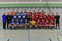 Die Hallenkreismeisterschaft der höherklassigen A-Junioren-Fußballer hat am Freitagabend die SG Emstek/Höltinghausen (in Grün-Blau) durch einen 2:1-Finalsieg gegen den SV Mol-bergen in Essen gewonnen. BILD: MAX MEYER 