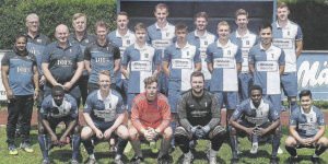 SV Emstek. Oben von links: Betreuer Martin Bergfeld, Betreuer Franz Boning, Niklas Koch, Kevin Koch, Hein Lampe, Justus Böckmann, Justin Koch. Mitte von links: Cotrainer Avther Johannes, Trainer Jörg Roth, Niklas Berndmeyer, David Giesbrecht, Patrick Willenborg, Lukas Moormann, Tuyen Nuygen. Unten von links: Lamin Jammeh, Michel Bornhorst, Vinzenz Busse, Björn Klausing, Jouda Adam, Hung Vong Qunc.