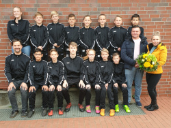SVE D2 Mannschaftsfoto mit neuen Trainingsanzügen